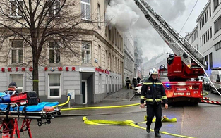 Feuer in Wien-Ottakring: 5 Verletzte, Frau in Lebensgefahr