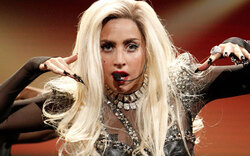 Gaga: Mannequin mit pinken Schamhaaren 
