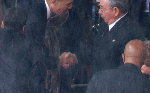 Barack Obama reicht Raùl Castro die Hand