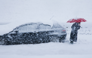 Schnee in Griechenland - Tausende Menschen verbrachten Nacht in Autos
