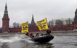 Greenpeace protestiert auf der Moskwa 