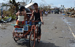 Nach "Haiyan": Opfer flehen um Hilfe