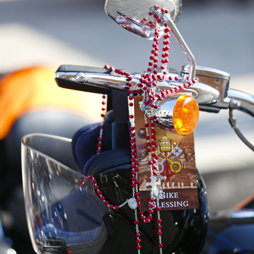 Papst segnet Harley-Davidson-Biker
