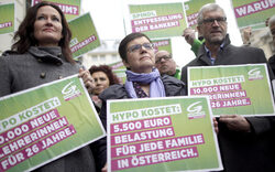 Hypo: Protest vor Bundeskanzleramt 