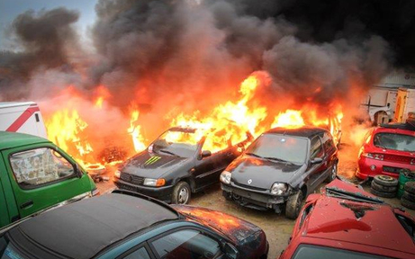 Flammeninferno auf Auto-Abstellplatz