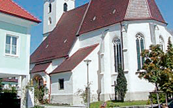 Kirchenfenster mit Äpfeln eingeschossen