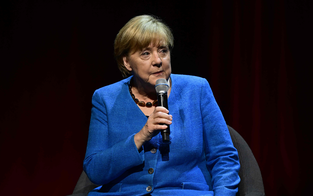 DE: Merkel verteidigt ihre Russland-Politik