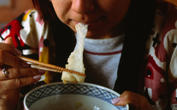 Neun Menschen ersticken an Reiskuchen