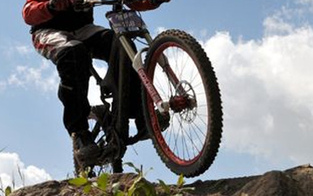 Jacke geriet in Reifen – Mountainbiker bei Sturz getötet