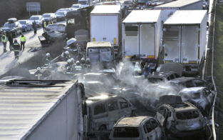 Staub löste Massen-Crash auf Autobahn aus – 17 Autos in Flammen
