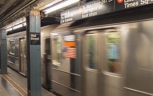 Mann mit Gasmaske feuert 33 Schüsse in New Yorker U-Bahn