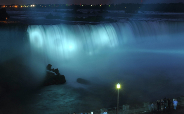 Royal Baby: Niagarafälle strahlen in Blau