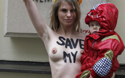 Nackter Pornostar protestiert für Asyl