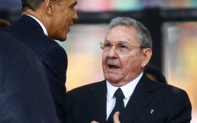 Barack Obama reicht Raùl Castro die Hand