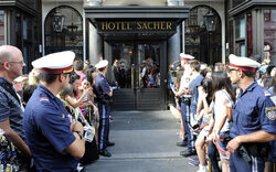 Rihanna-Fans belagern Hotel Sacher