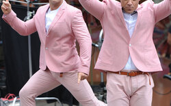 Robbie Williams macht den (rosa) Hampelmann 
