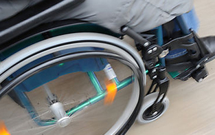 Rollstuhl-Fahrer sticht eigene Mutter nieder