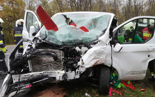 Horror-Crash: Kleintransporter crasht mit Sattelzug