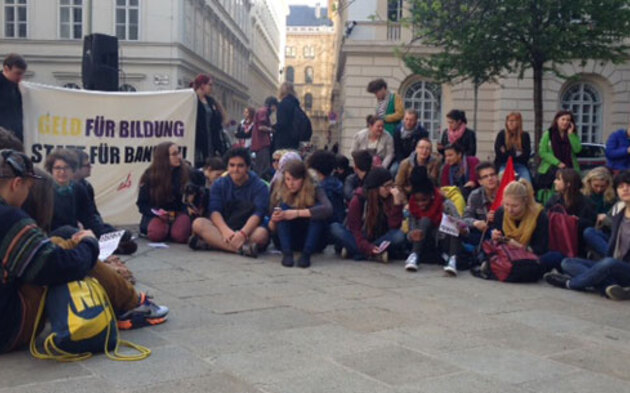 Schüler:  Sitzstreik gegen das Sparpaket