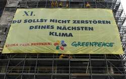Klimaschutz-Banner am Wiener Stephansdom