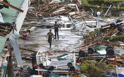 Haiyan: Erste internationale Hilfe kommt an
