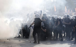 Demonstranten trotzen brutaler Polizeigewalt
