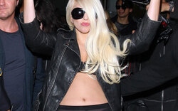 Daneben: Gaga kaum bekleidet am Flughafen