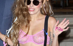 Lady Gaga lässt die Nippel durchblitzen
