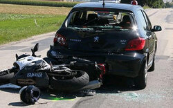 Biker bei Crash mit Pkw schwer verletzt