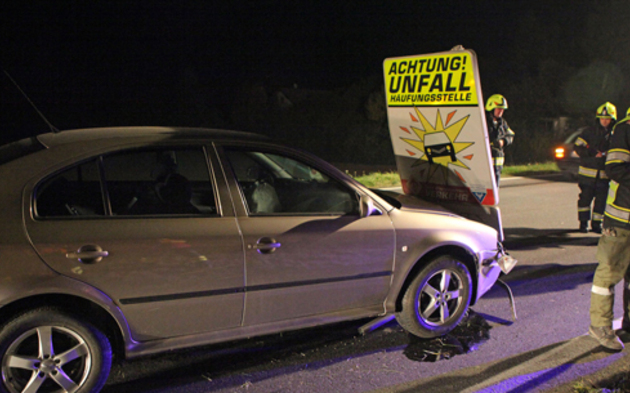 Autofahrer rammt "Achtung Unfall"-Schild