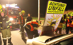 Autofahrer rammt "Achtung Unfall"-Schild