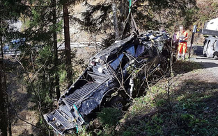Auto stürzt über Skiabfahrt – Lenker tot