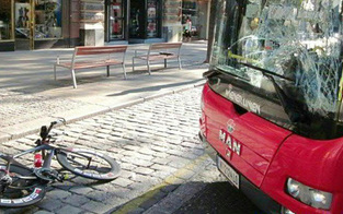 Radfahrer krachte gegen 13A-Bus