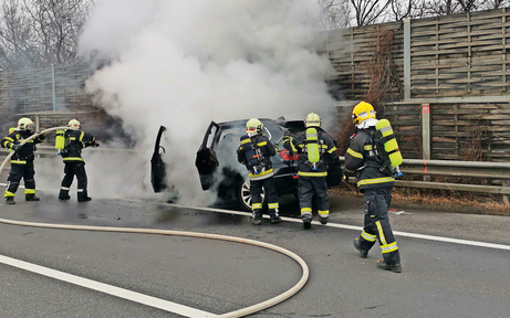 Explosionsgefahr: BMW brannte auf Autobahn aus